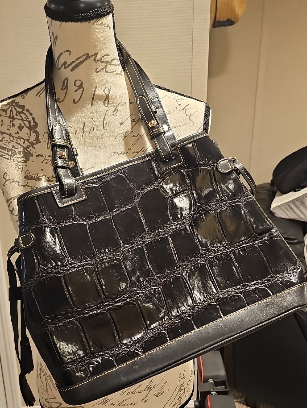 Dooney & Bourke Black Croc-Embossed Tote bag..very good condition - Picture 4 of 15